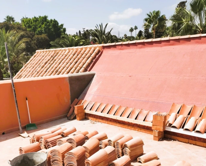 Rehabilitación de tejados: reparación integral, sustitución de materiales dañados y mejora estructural.