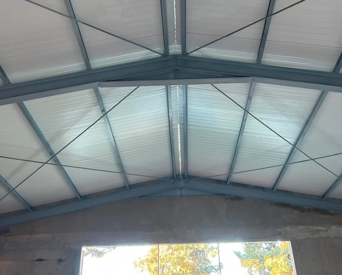 Montaje de estructuras: instalación de estructuras metálicas y otros materiales con garantía de resistencia.